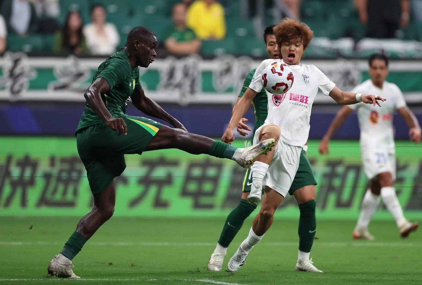 包含国安前锋连场破门，率队取得关键胜利的词条