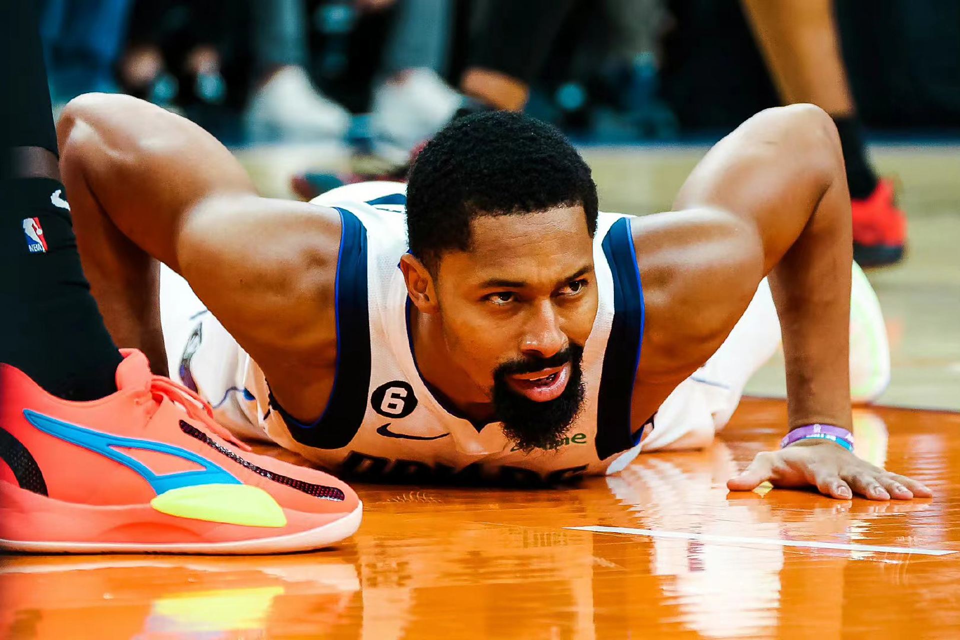 关于独行侠队逆转太阳队，保持赢球势头的信息