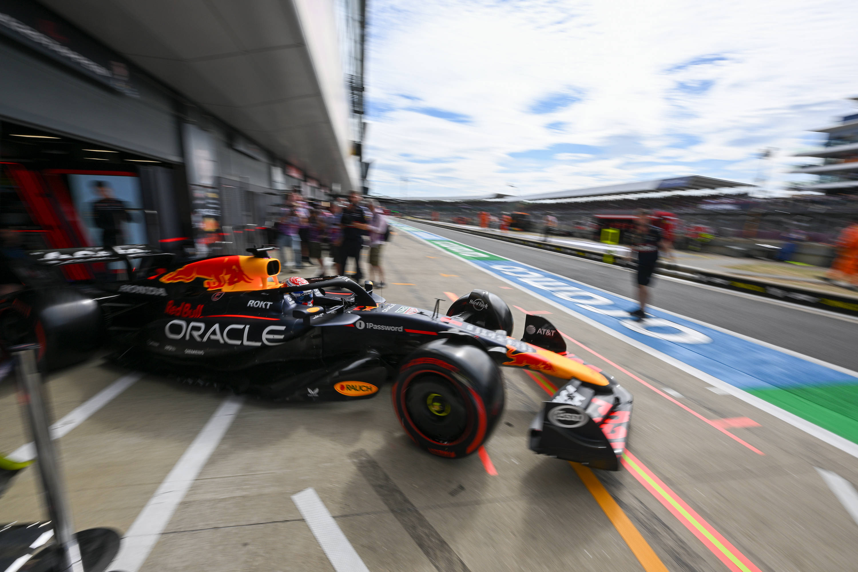 哈斯车队鏖战法拉利，汉密尔顿关键制胜的简单介绍