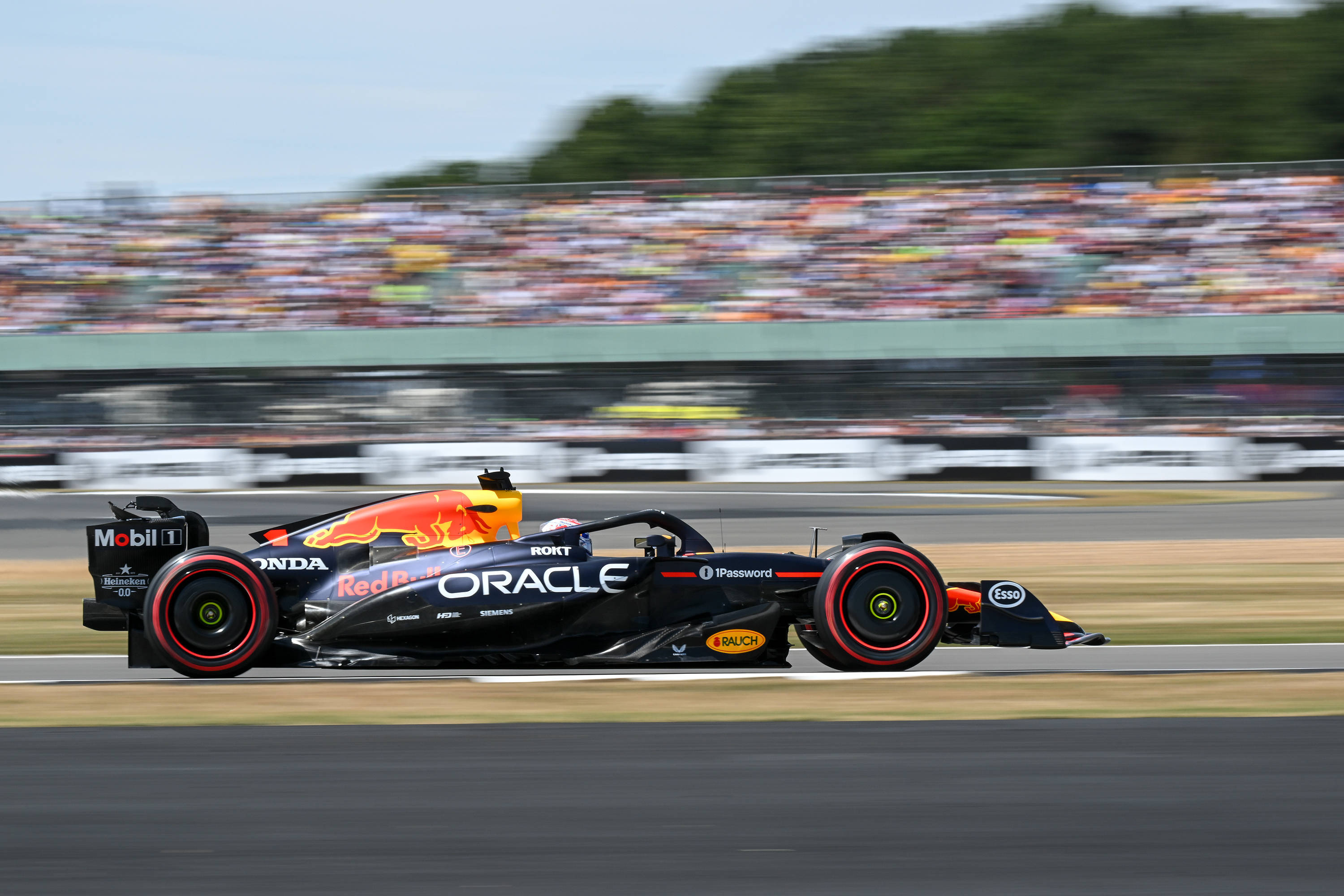 哈斯车队鏖战法拉利，汉密尔顿关键制胜的简单介绍