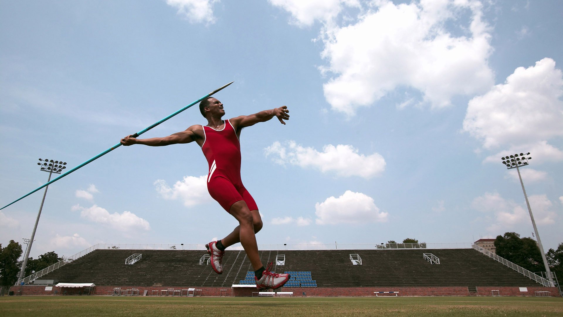 赛道上的毫厘之争,雷诺险胜哈斯,皮亚斯特里刷新单圈纪录